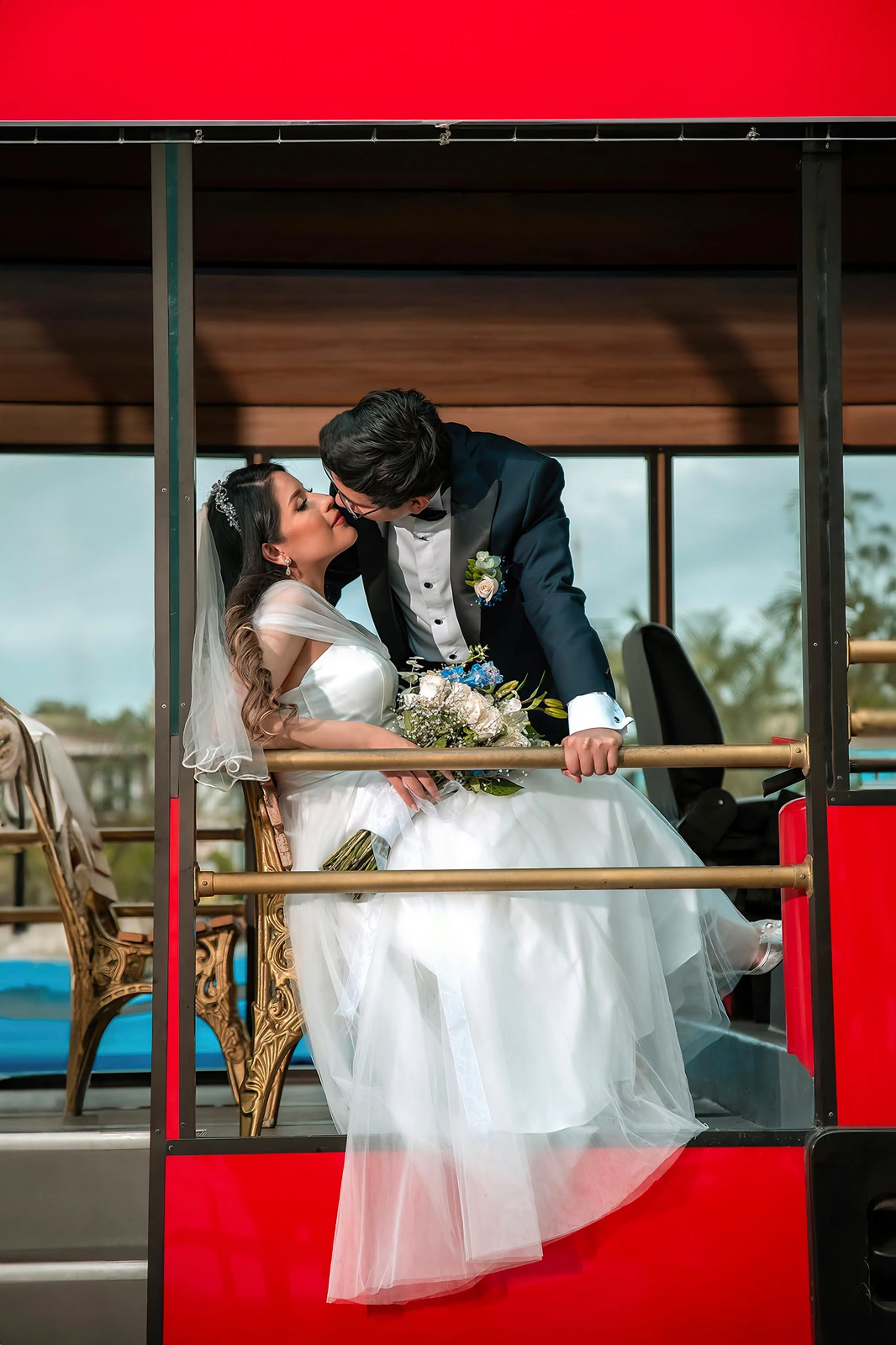 Un beso frente al tranvía